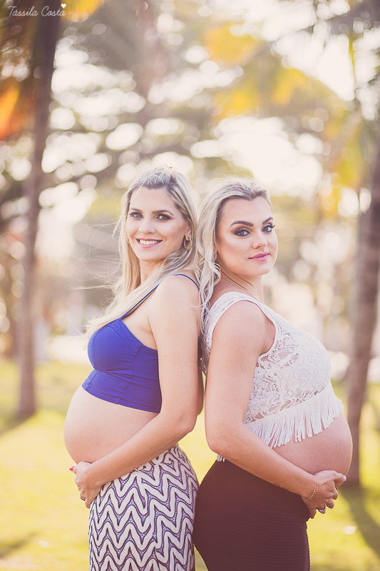 irmãs que engravidaram juntas, fazem ensaio fotográfico juntas, emocionante, em Vitória ES, local escolhido para as fotos foi a Ilha do Frade, lugar lindo para fotos de gestante em Vitória es