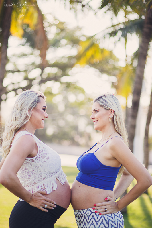 irmãs que engravidaram juntas, fazem ensaio fotográfico juntas, emocionante, em Vitória ES, local escolhido para as fotos foi a Ilha do Frade, lugar lindo para fotos de gestante em Vitória es