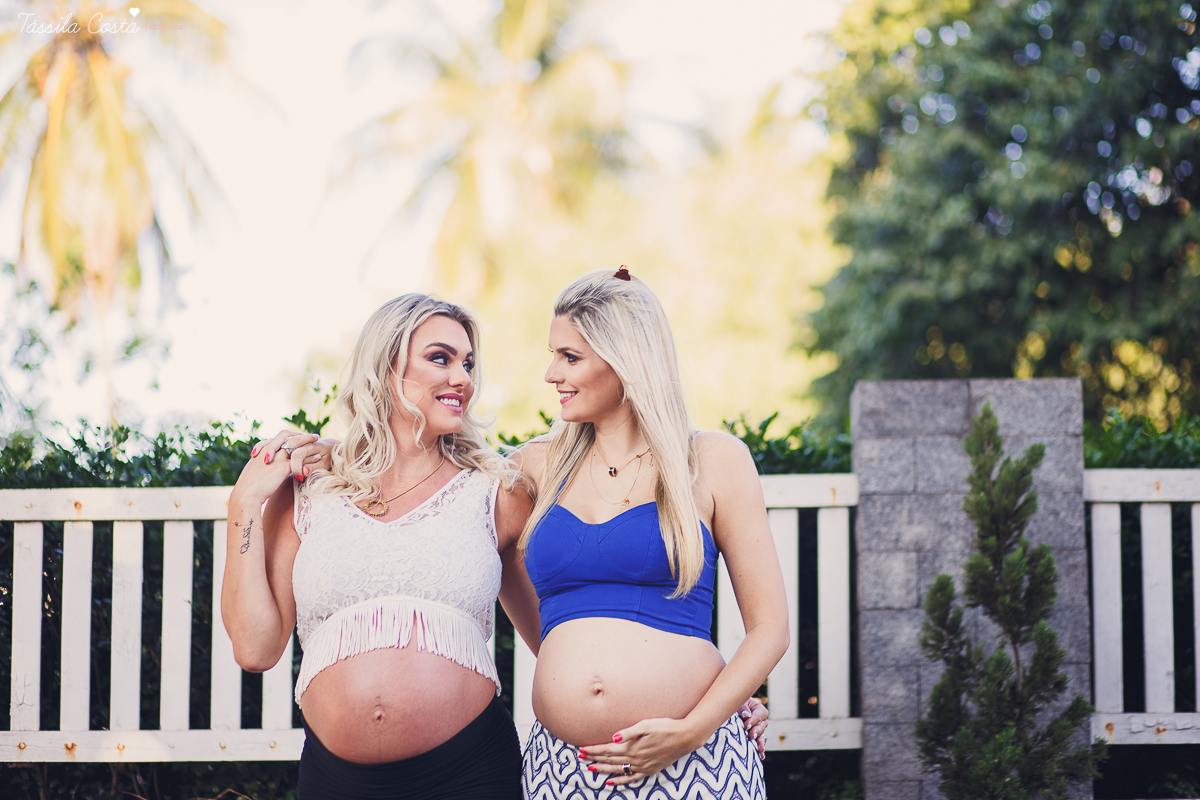irmãs que engravidaram juntas, fazem ensaio fotográfico juntas, emocionante, em Vitória ES, local escolhido para as fotos foi a Ilha do Frade, lugar lindo para fotos de gestante em Vitória es