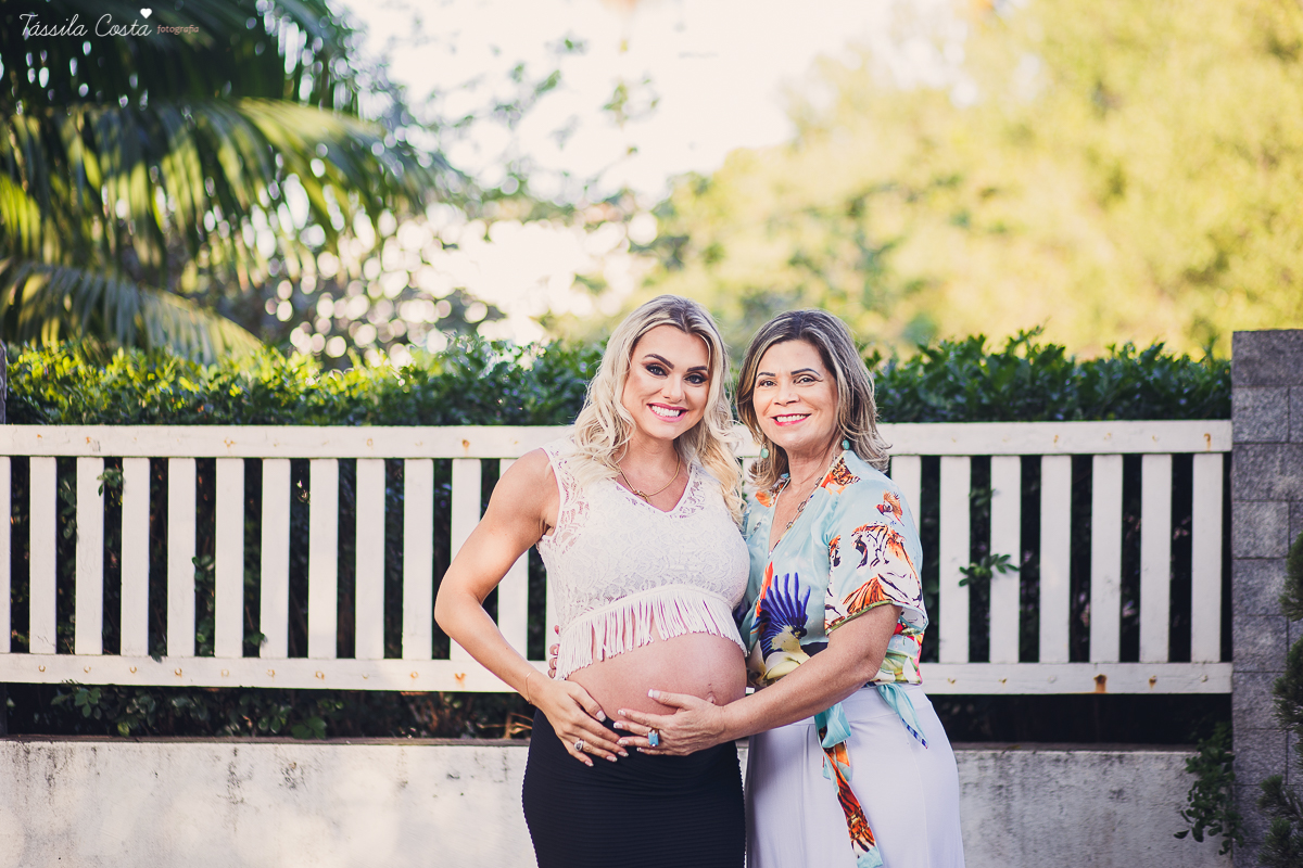 irmãs que engravidaram juntas, fazem ensaio fotográfico juntas, emocionante, em Vitória ES, local escolhido para as fotos foi a Ilha do Frade, lugar lindo para fotos de gestante em Vitória es
