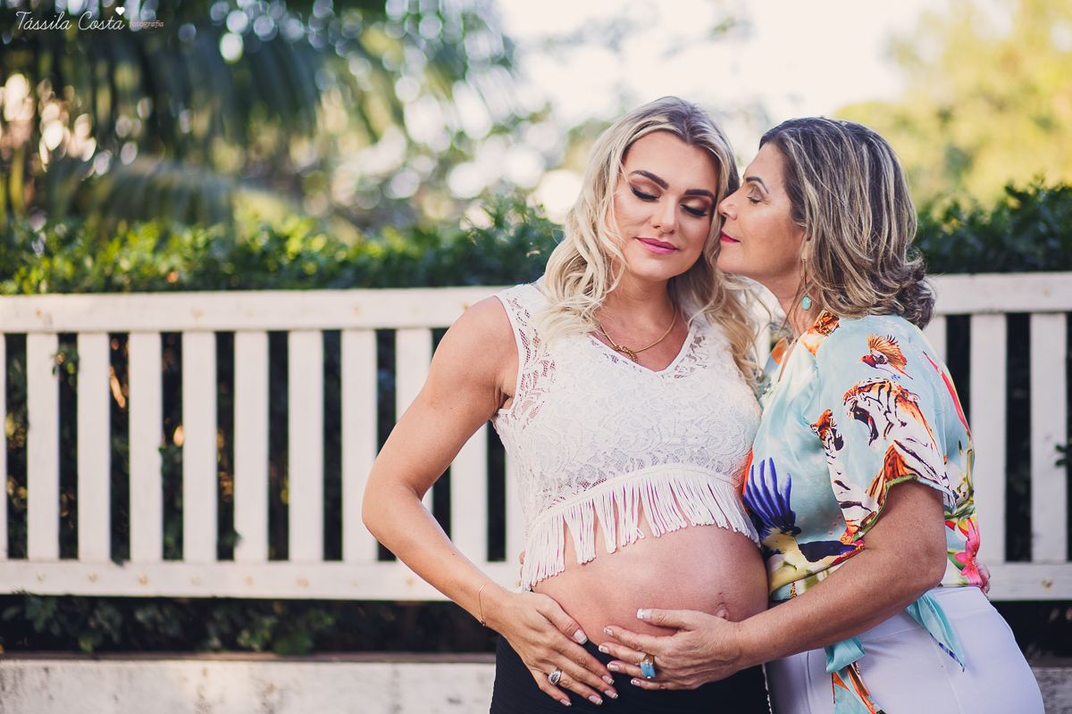 irmãs que engravidaram juntas, fazem ensaio fotográfico juntas, emocionante, em Vitória ES, local escolhido para as fotos foi a Ilha do Frade, lugar lindo para fotos de gestante em Vitória es