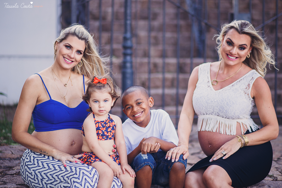 irmãs que engravidaram juntas, fazem ensaio fotográfico juntas, emocionante, em Vitória ES, local escolhido para as fotos foi a Ilha do Frade, lugar lindo para fotos de gestante em Vitória es