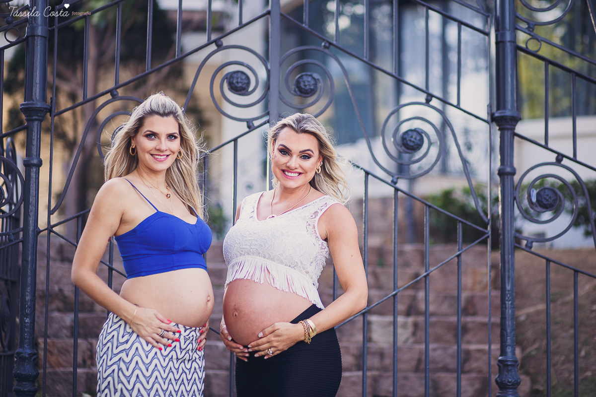 irmãs que engravidaram juntas, fazem ensaio fotográfico juntas, emocionante, em Vitória ES, local escolhido para as fotos foi a Ilha do Frade, lugar lindo para fotos de gestante em Vitória es