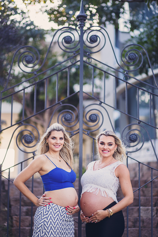 irmãs que engravidaram juntas, fazem ensaio fotográfico juntas, emocionante, em Vitória ES, local escolhido para as fotos foi a Ilha do Frade, lugar lindo para fotos de gestante em Vitória es