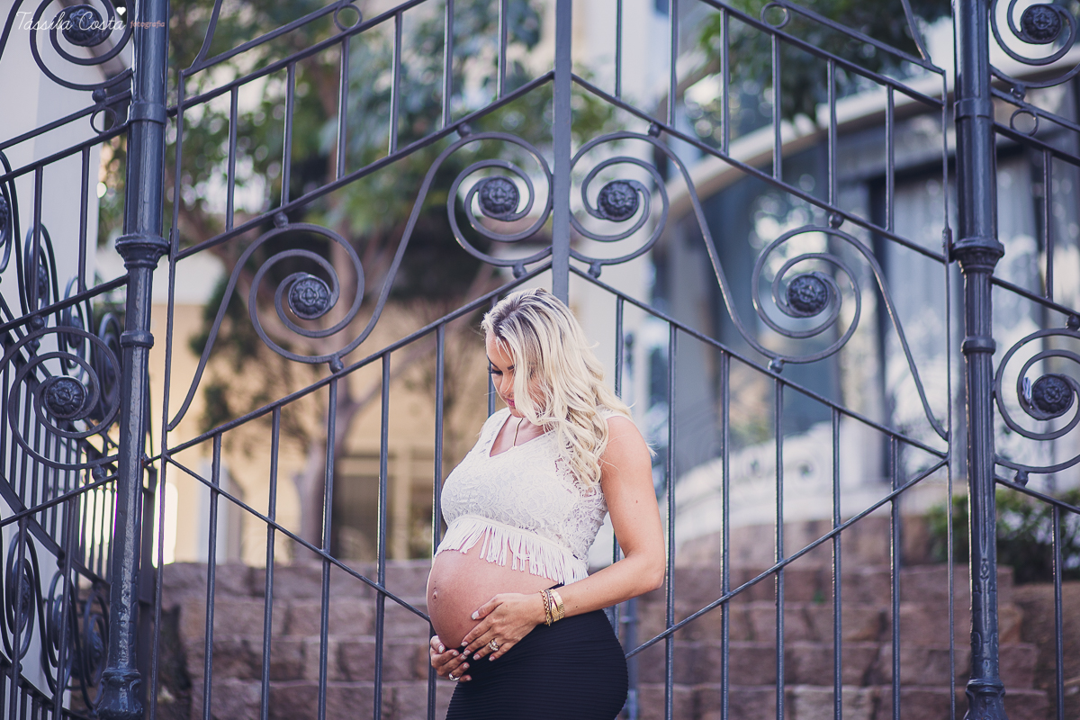 irmãs que engravidaram juntas, fazem ensaio fotográfico juntas, emocionante, em Vitória ES, local escolhido para as fotos foi a Ilha do Frade, lugar lindo para fotos de gestante em Vitória es