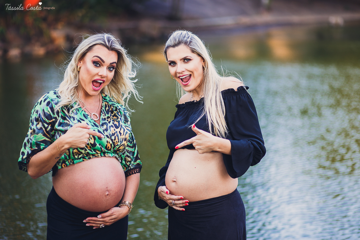 irmãs que engravidaram juntas, fazem ensaio fotográfico juntas, emocionante, em Vitória ES, local escolhido para as fotos foi a Ilha do Frade, lugar lindo para fotos de gestante em Vitória es