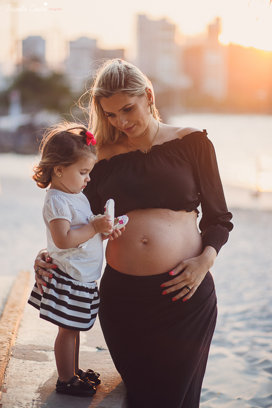 irmãs que engravidaram juntas, fazem ensaio fotográfico juntas, emocionante, em Vitória ES, local escolhido para as fotos foi a Ilha do Frade, lugar lindo para fotos de gestante em Vitória es