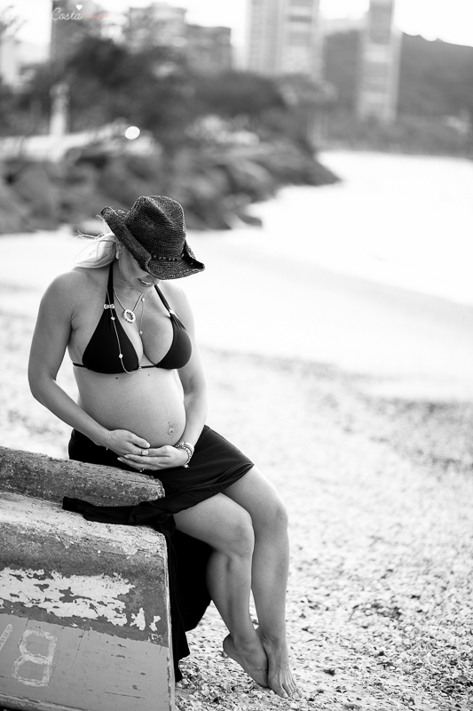 irmãs que engravidaram juntas, fazem ensaio fotográfico juntas, emocionante, em Vitória ES, local escolhido para as fotos foi a Ilha do Frade, lugar lindo para fotos de gestante em Vitória es