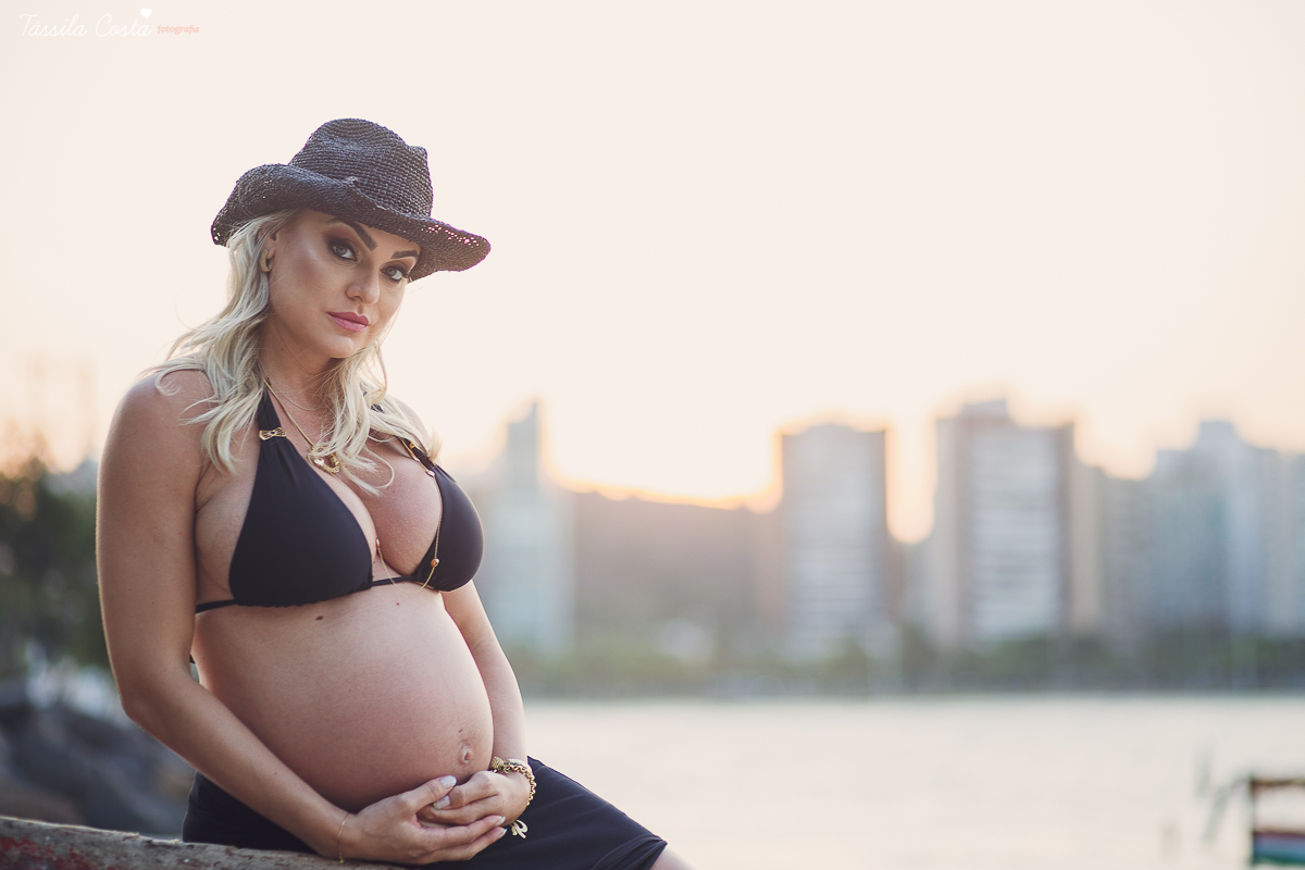 irmãs que engravidaram juntas, fazem ensaio fotográfico juntas, emocionante, em Vitória ES, local escolhido para as fotos foi a Ilha do Frade, lugar lindo para fotos de gestante em Vitória es