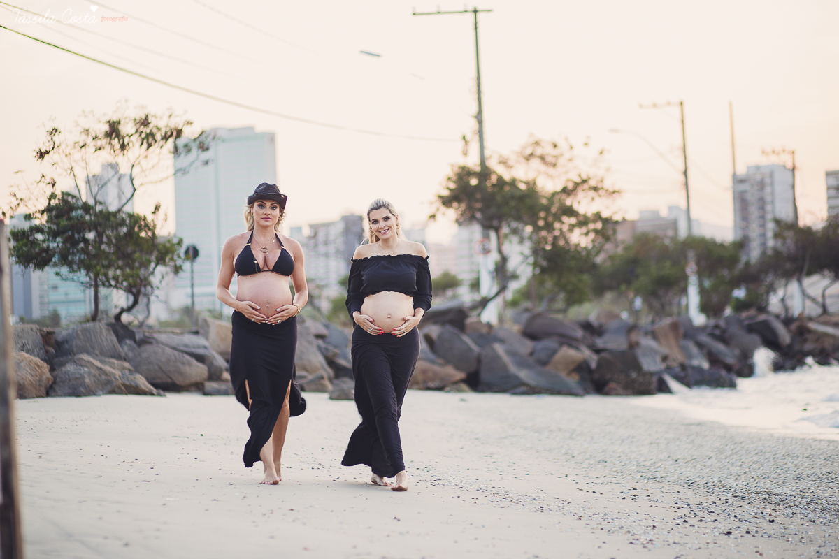 irmãs que engravidaram juntas, fazem ensaio fotográfico juntas, emocionante, em Vitória ES, local escolhido para as fotos foi a Ilha do Frade, lugar lindo para fotos de gestante em Vitória es
