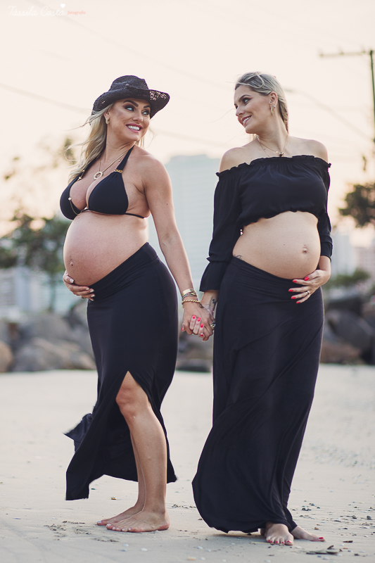 irmãs que engravidaram juntas, fazem ensaio fotográfico juntas, emocionante, em Vitória ES, local escolhido para as fotos foi a Ilha do Frade, lugar lindo para fotos de gestante em Vitória es
