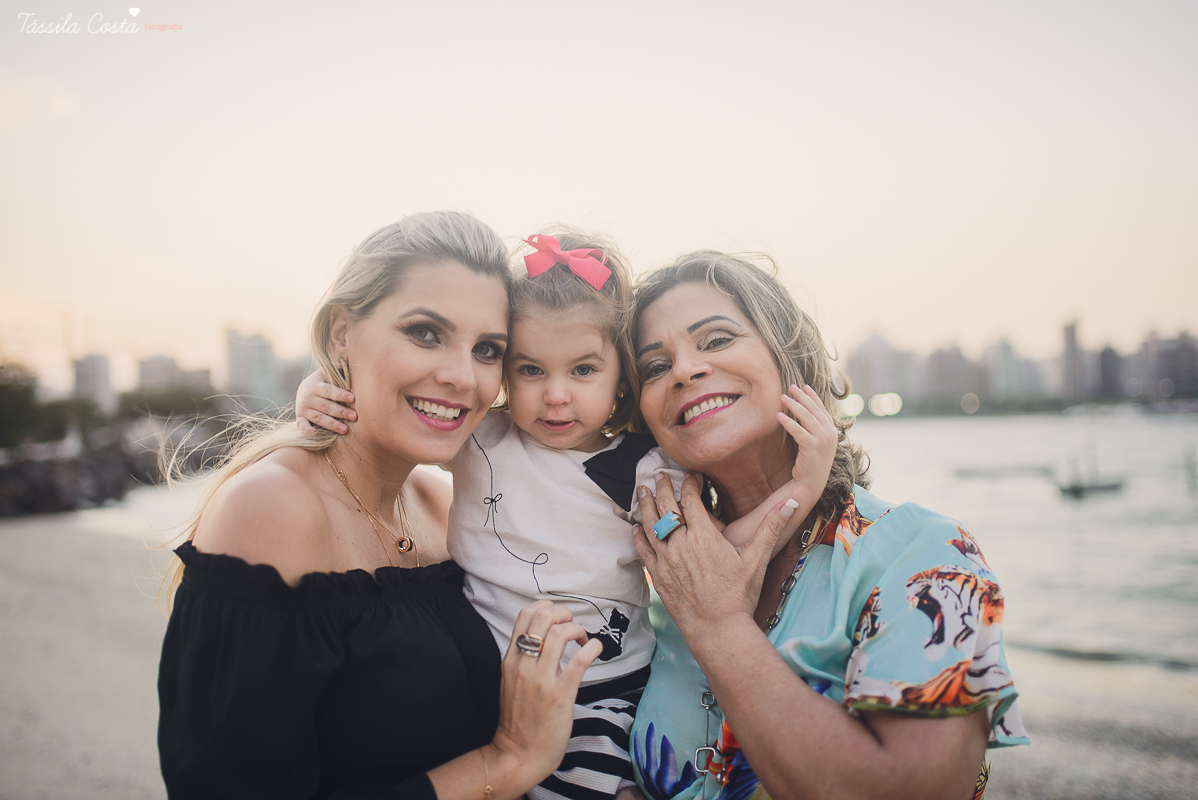 irmãs que engravidaram juntas, fazem ensaio fotográfico juntas, emocionante, em Vitória ES, local escolhido para as fotos foi a Ilha do Frade, lugar lindo para fotos de gestante em Vitória es