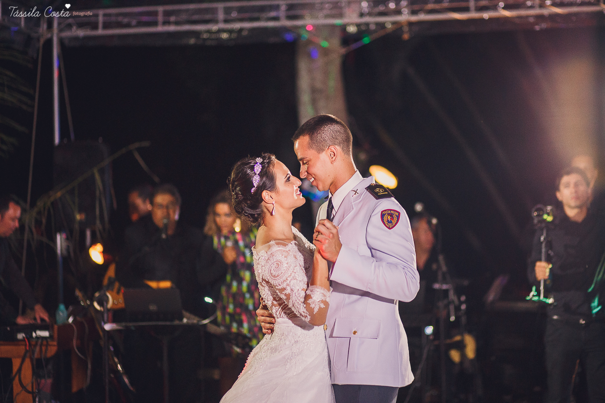 fotos de casamento realizado em Guarapari, litoral do Espírito Santo, sítio dos sonhos para fazer festa de casamento em Guarapari, noivos lindos e apaixonados, fotografia de casamento vitória es