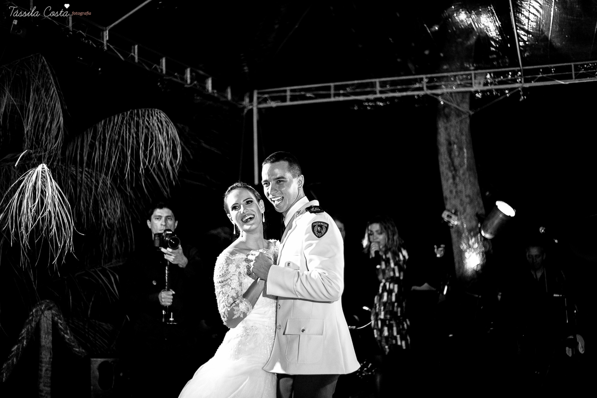 fotos de casamento realizado em Guarapari, litoral do Espírito Santo, sítio dos sonhos para fazer festa de casamento em Guarapari, noivos lindos e apaixonados, fotografia de casamento vitória es