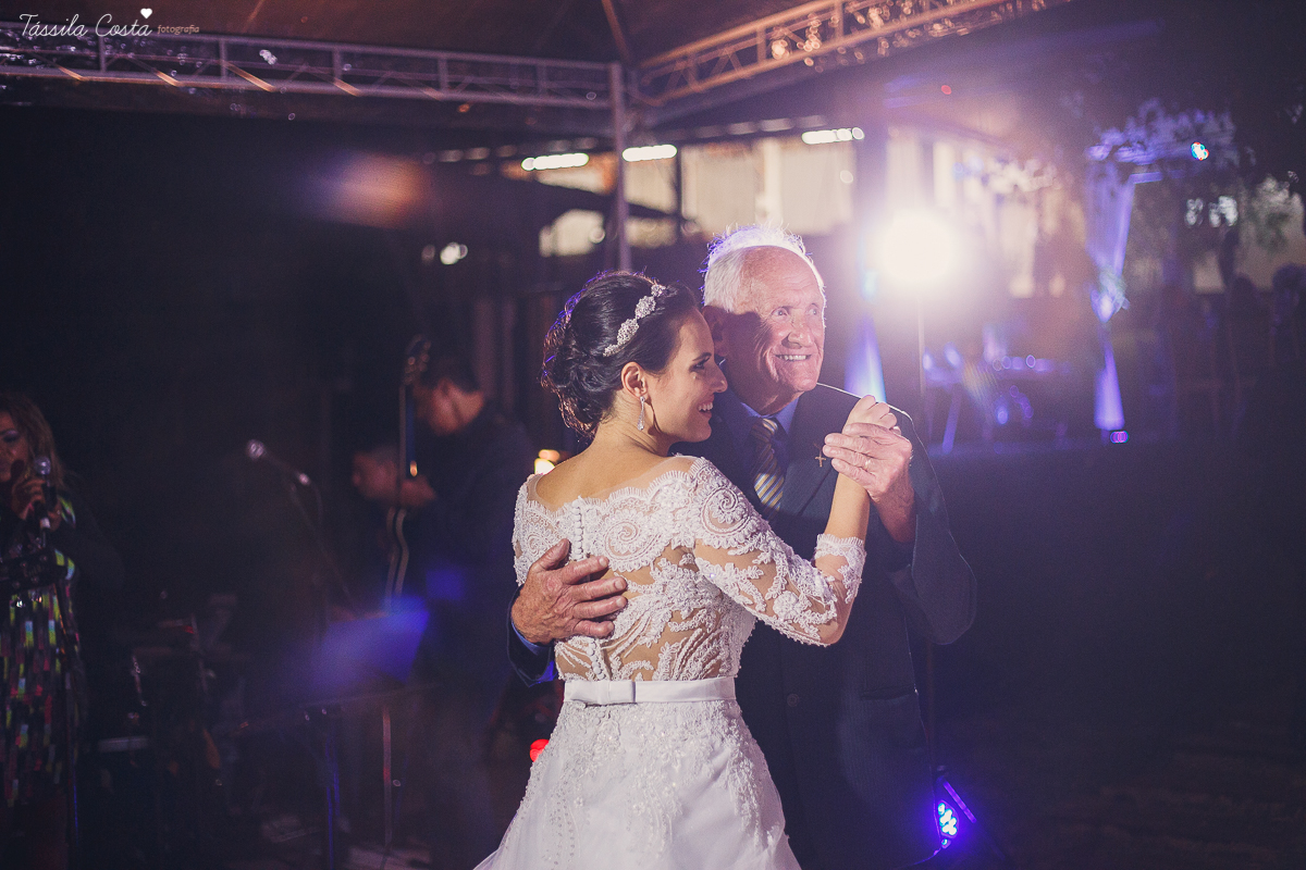 fotos de casamento realizado em Guarapari, litoral do Espírito Santo, sítio dos sonhos para fazer festa de casamento em Guarapari, noivos lindos e apaixonados, fotografia de casamento vitória es