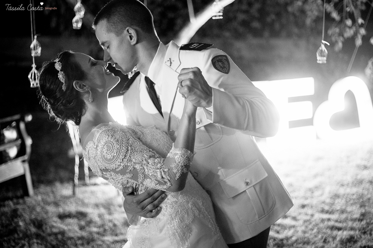 fotos de casamento realizado em Guarapari, litoral do Espírito Santo, sítio dos sonhos para fazer festa de casamento em Guarapari, noivos lindos e apaixonados, fotografia de casamento vitória es