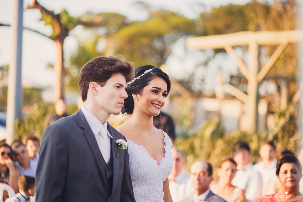 fotos de inspiração para casamento na praia, durante o dia, em Serra ES, Manguinhos, fotos de casamento dos sonhos na praia, Mayara e Allan, casamento durante a luz do dia, fotos de casamento na praia