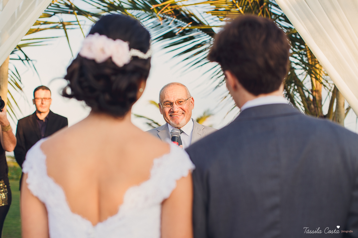 fotos de inspiração para casamento na praia, durante o dia, em Serra ES, Manguinhos, fotos de casamento dos sonhos na praia, Mayara e Allan, casamento durante a luz do dia, fotos de casamento na praia