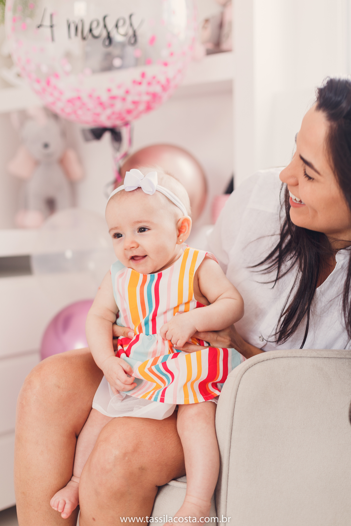 Lara 4 meses, bebê linda, fotos feitas em casa, ensaio de acompanhamento mensal, fotos mensais, Tássila Costa fotografia, fotos em Vitória ES