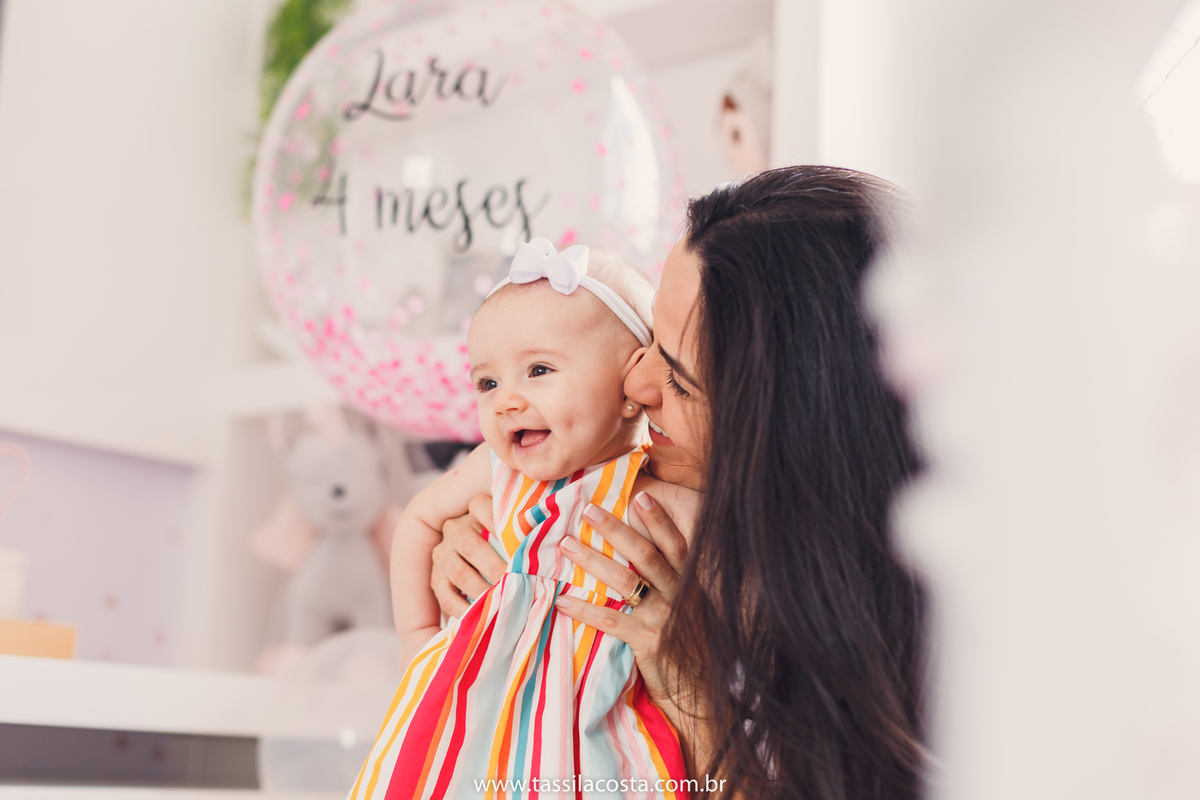 Lara 4 meses, bebê linda, fotos feitas em casa, ensaio de acompanhamento mensal, fotos mensais, Tássila Costa fotografia, fotos em Vitória ES