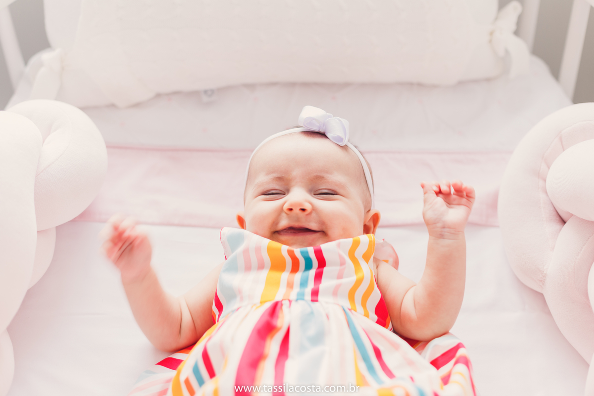 Lara 4 meses, bebê linda, fotos feitas em casa, ensaio de acompanhamento mensal, fotos mensais, Tássila Costa fotografia, fotos em Vitória ES