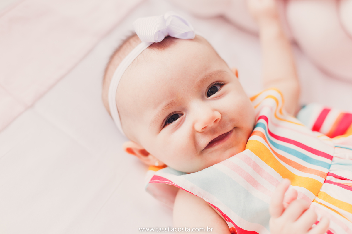 Lara 4 meses, bebê linda, fotos feitas em casa, ensaio de acompanhamento mensal, fotos mensais, Tássila Costa fotografia, fotos em Vitória ES