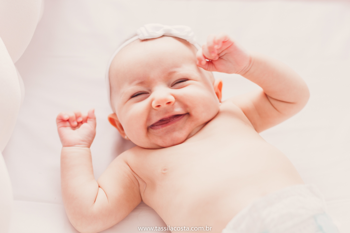 Lara 4 meses, bebê linda, fotos feitas em casa, ensaio de acompanhamento mensal, fotos mensais, Tássila Costa fotografia, fotos em Vitória ES