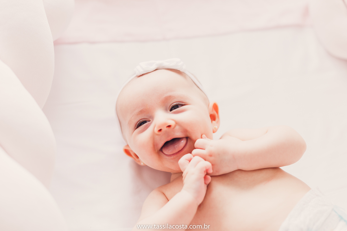 Lara 4 meses, bebê linda, fotos feitas em casa, ensaio de acompanhamento mensal, fotos mensais, Tássila Costa fotografia, fotos em Vitória ES