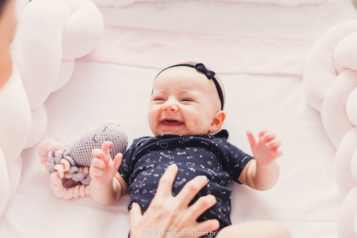 Lara 4 meses, bebê linda, fotos feitas em casa, ensaio de acompanhamento mensal, fotos mensais, Tássila Costa fotografia, fotos em Vitória ES