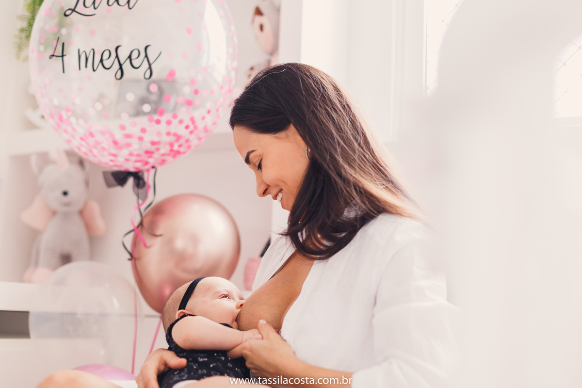 Lara 4 meses, bebê linda, fotos feitas em casa, ensaio de acompanhamento mensal, fotos mensais, Tássila Costa fotografia, fotos em Vitória ES