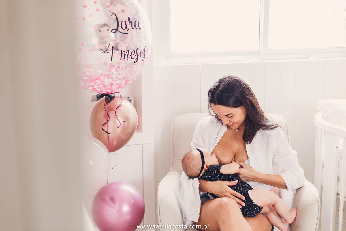 Lara 4 meses, bebê linda, fotos feitas em casa, ensaio de acompanhamento mensal, fotos mensais, Tássila Costa fotografia, fotos em Vitória ES