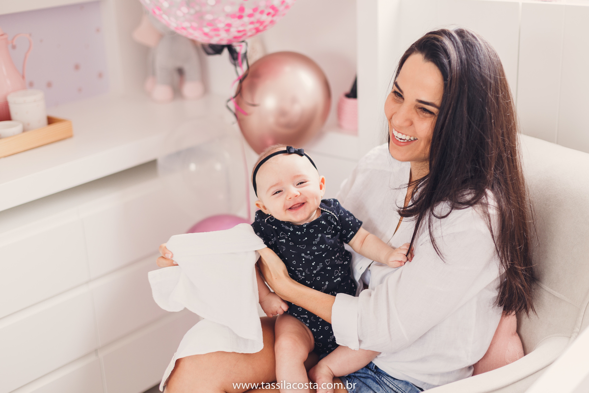 Lara 4 meses, bebê linda, fotos feitas em casa, ensaio de acompanhamento mensal, fotos mensais, Tássila Costa fotografia, fotos em Vitória ES