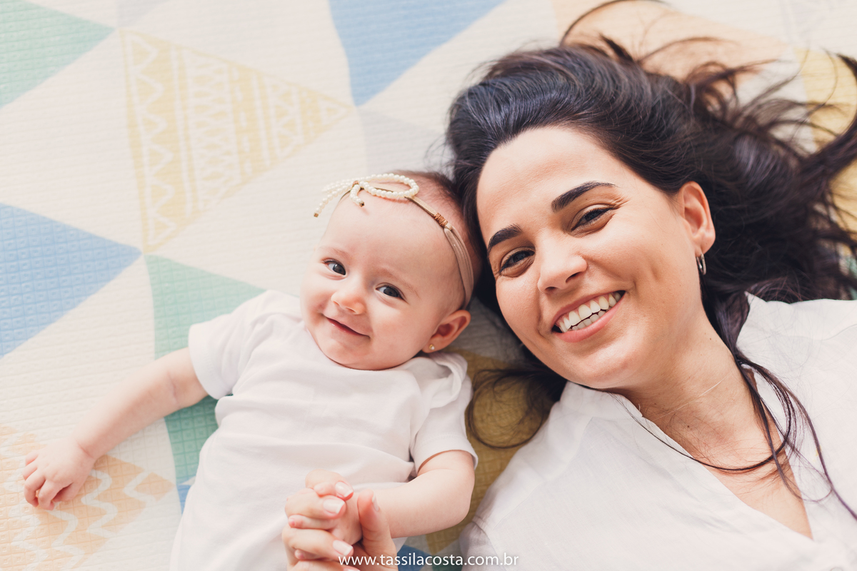 Lara 4 meses, bebê linda, fotos feitas em casa, ensaio de acompanhamento mensal, fotos mensais, Tássila Costa fotografia, fotos em Vitória ES