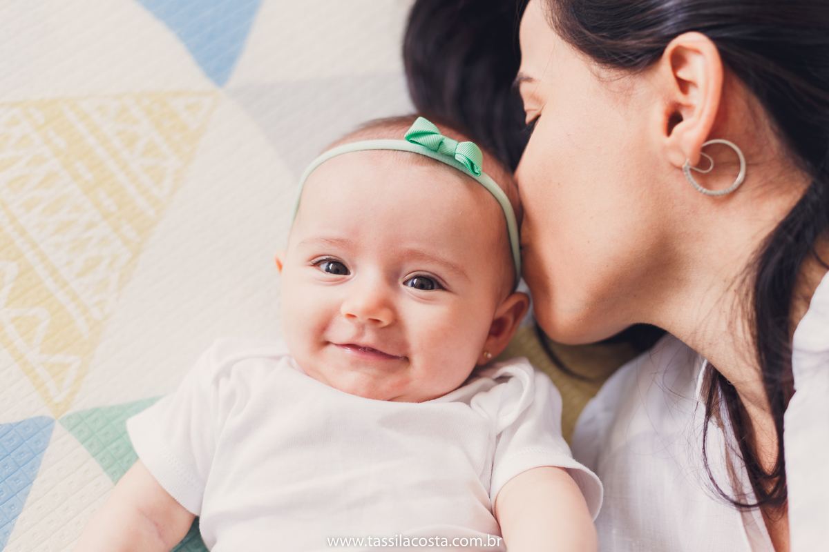 Lara 4 meses, bebê linda, fotos feitas em casa, ensaio de acompanhamento mensal, fotos mensais, Tássila Costa fotografia, fotos em Vitória ES
