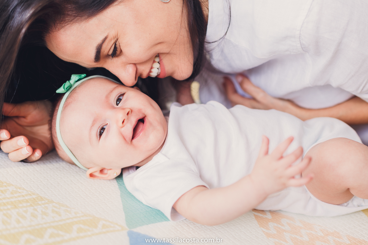 Lara 4 meses, bebê linda, fotos feitas em casa, ensaio de acompanhamento mensal, fotos mensais, Tássila Costa fotografia, fotos em Vitória ES