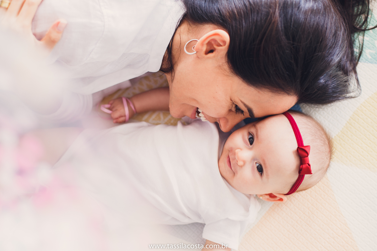 Lara 4 meses, bebê linda, fotos feitas em casa, ensaio de acompanhamento mensal, fotos mensais, Tássila Costa fotografia, fotos em Vitória ES