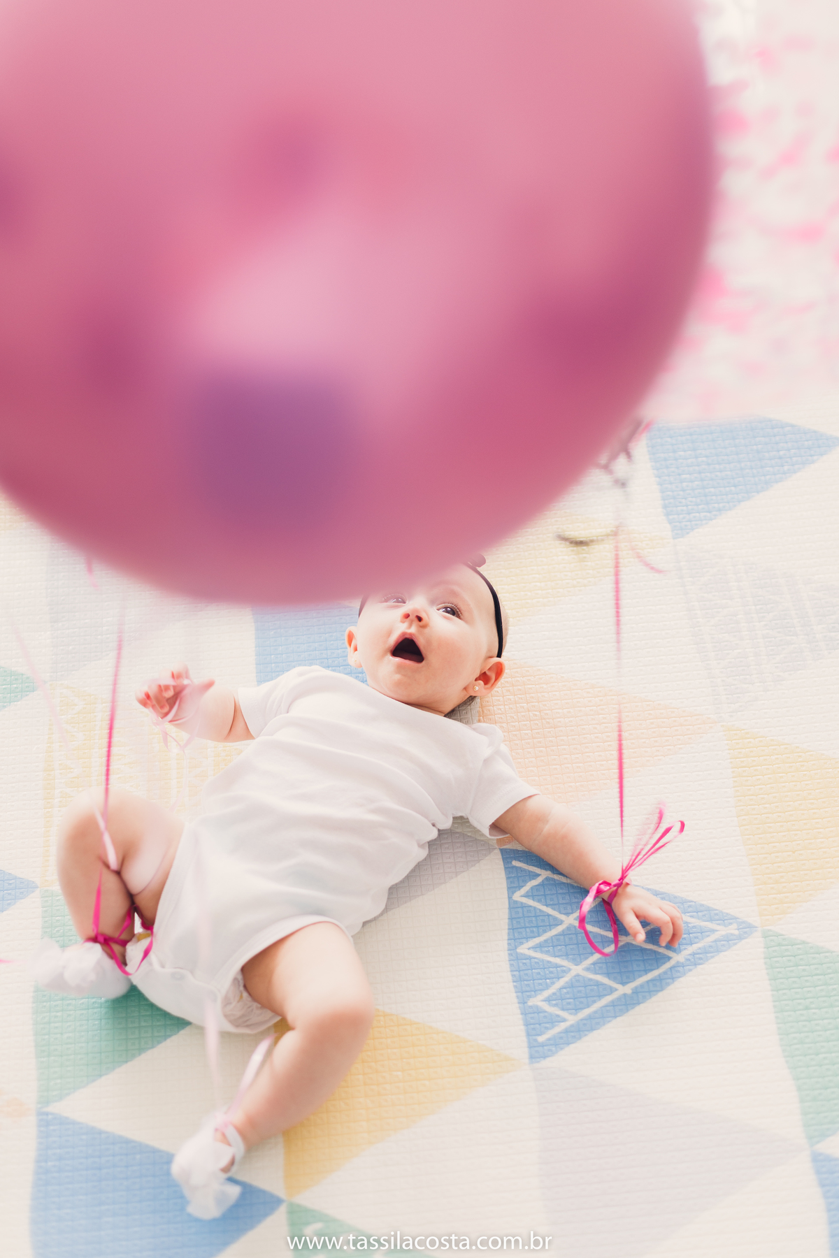 Lara 4 meses, bebê linda, fotos feitas em casa, ensaio de acompanhamento mensal, fotos mensais, Tássila Costa fotografia, fotos em Vitória ES