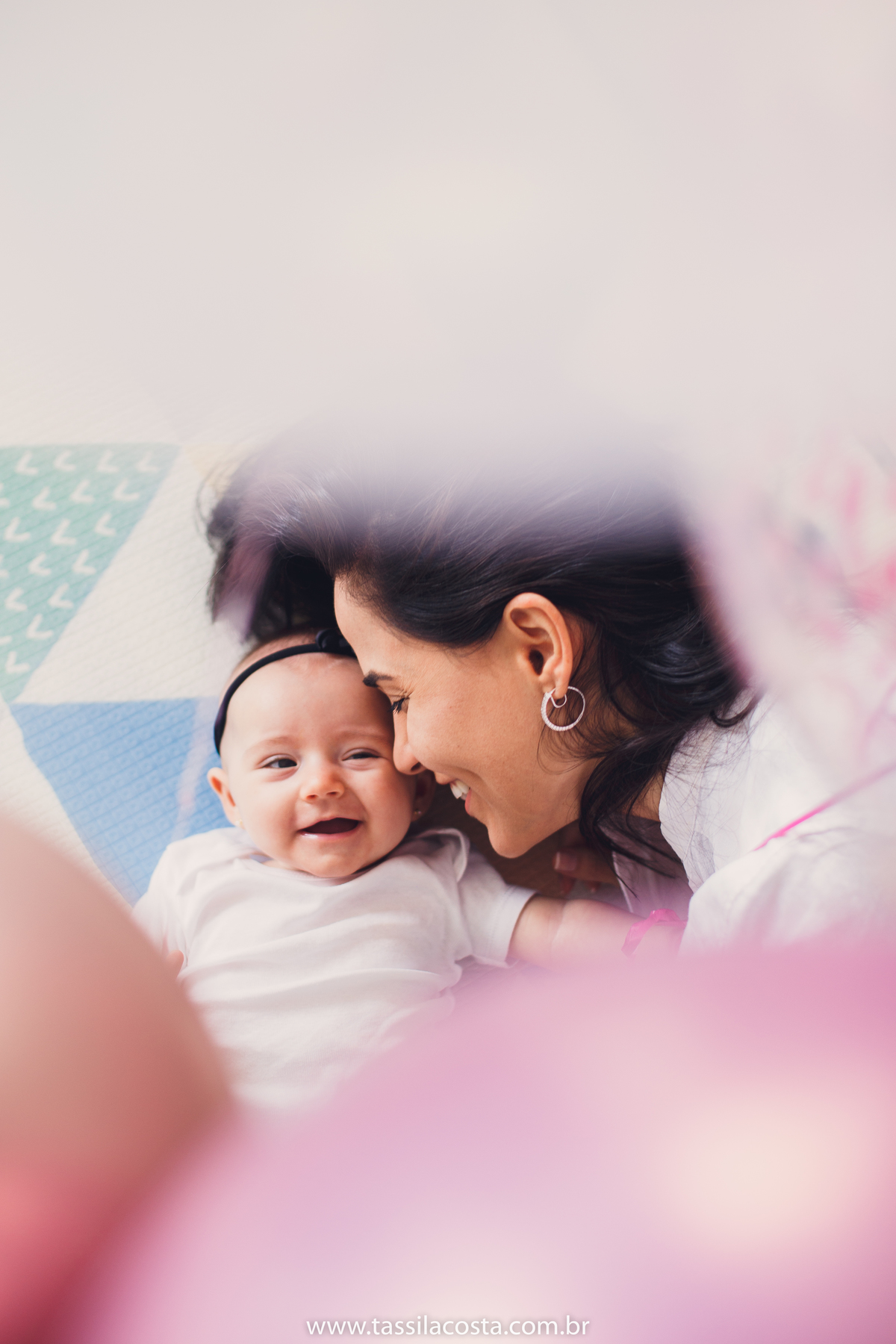 Lara 4 meses, bebê linda, fotos feitas em casa, ensaio de acompanhamento mensal, fotos mensais, Tássila Costa fotografia, fotos em Vitória ES