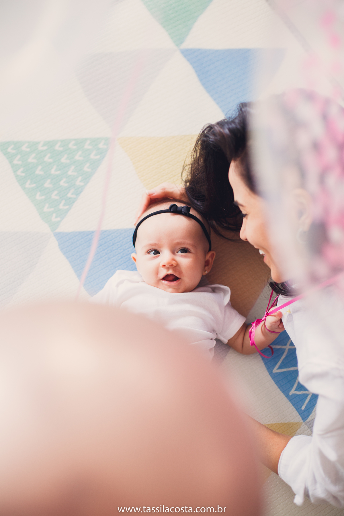Lara 4 meses, bebê linda, fotos feitas em casa, ensaio de acompanhamento mensal, fotos mensais, Tássila Costa fotografia, fotos em Vitória ES