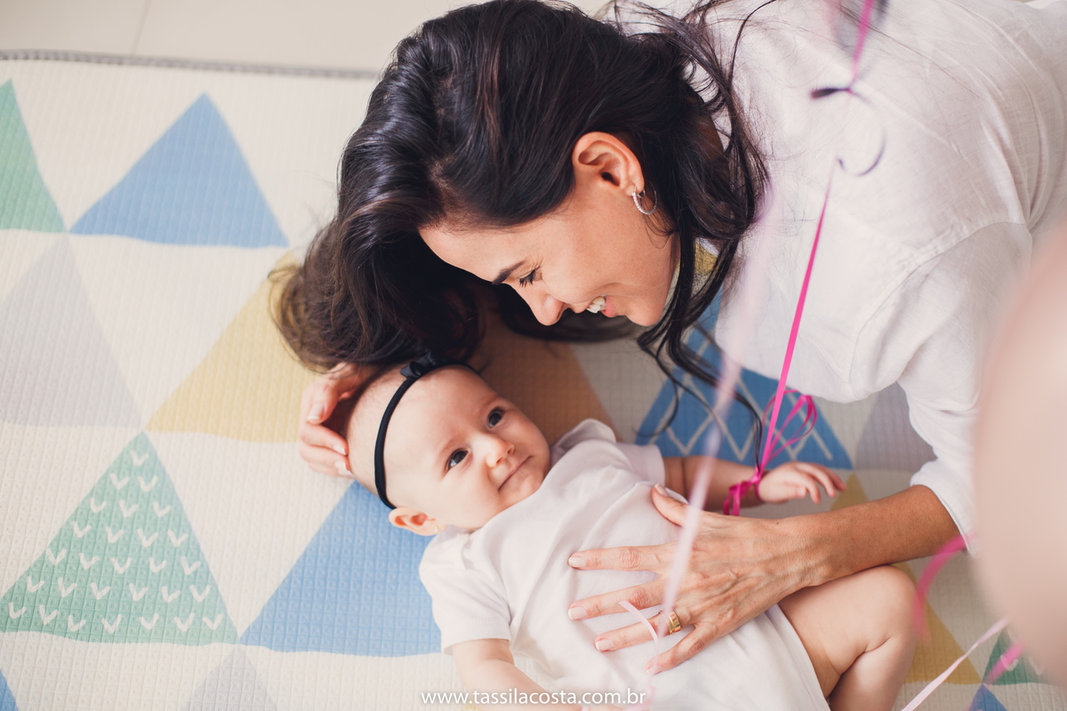 Lara 4 meses, bebê linda, fotos feitas em casa, ensaio de acompanhamento mensal, fotos mensais, Tássila Costa fotografia, fotos em Vitória ES
