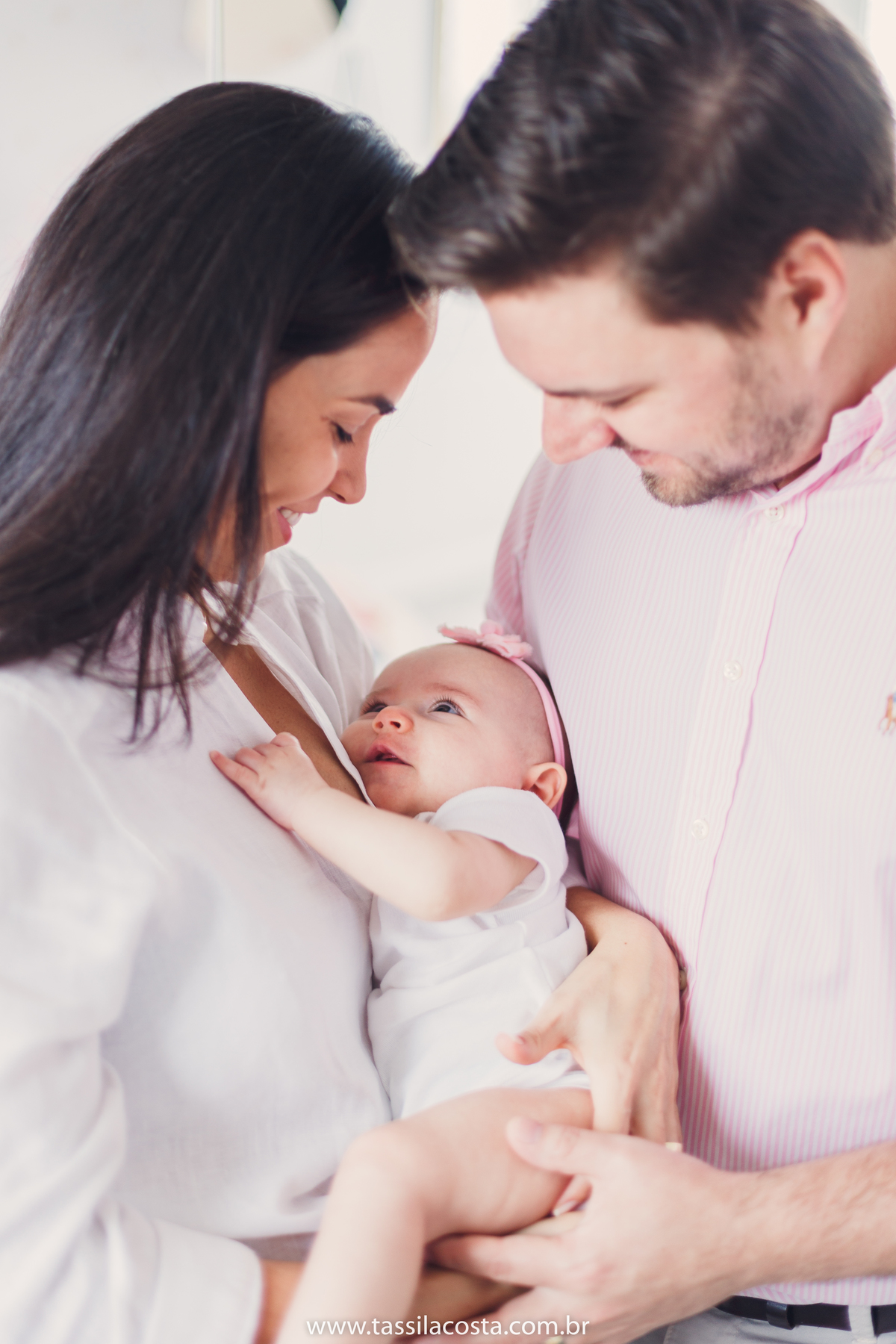 Lara 4 meses, bebê linda, fotos feitas em casa, ensaio de acompanhamento mensal, fotos mensais, Tássila Costa fotografia, fotos em Vitória ES