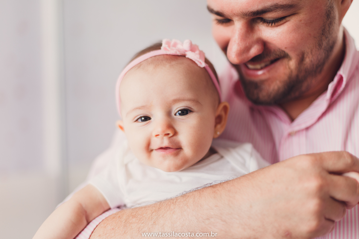 Lara 4 meses, bebê linda, fotos feitas em casa, ensaio de acompanhamento mensal, fotos mensais, Tássila Costa fotografia, fotos em Vitória ES