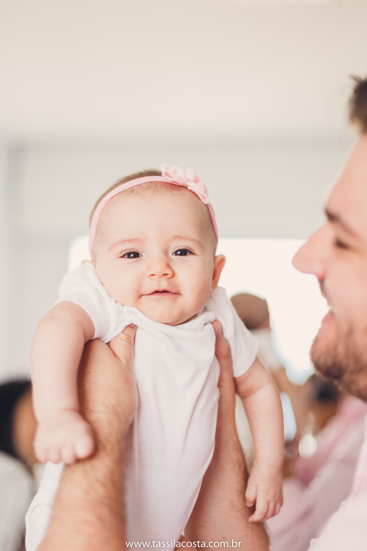Lara 4 meses, bebê linda, fotos feitas em casa, ensaio de acompanhamento mensal, fotos mensais, Tássila Costa fotografia, fotos em Vitória ES