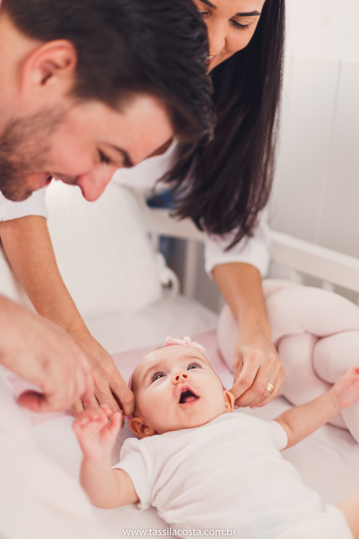 Lara 4 meses, bebê linda, fotos feitas em casa, ensaio de acompanhamento mensal, fotos mensais, Tássila Costa fotografia, fotos em Vitória ES