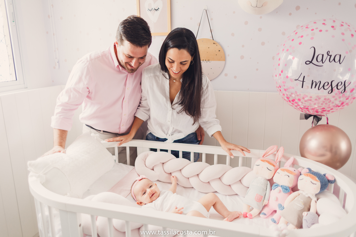 Lara 4 meses, bebê linda, fotos feitas em casa, ensaio de acompanhamento mensal, fotos mensais, Tássila Costa fotografia, fotos em Vitória ES