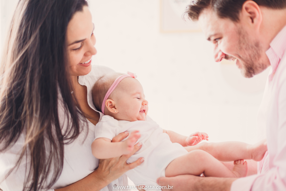 Lara 4 meses, bebê linda, fotos feitas em casa, ensaio de acompanhamento mensal, fotos mensais, Tássila Costa fotografia, fotos em Vitória ES