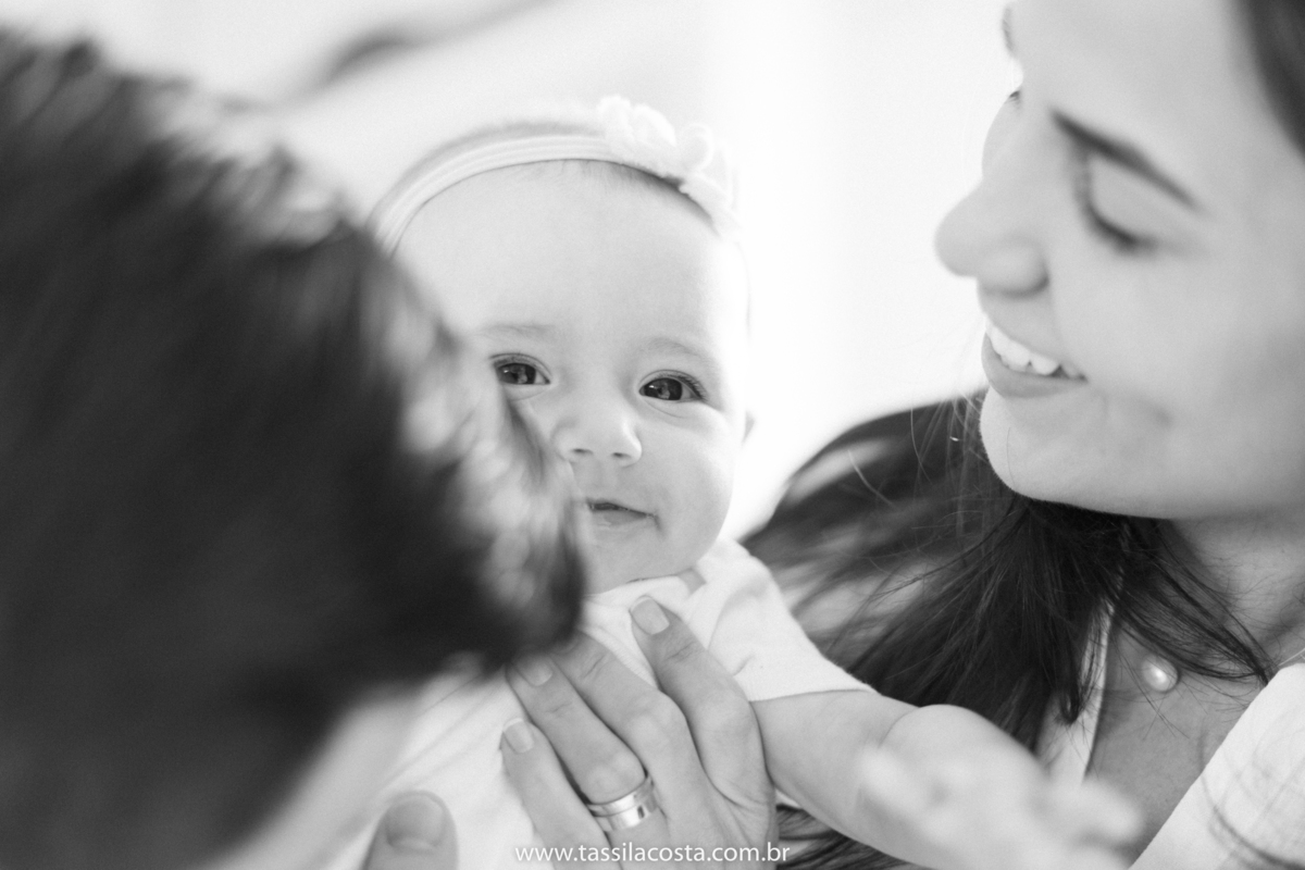 Lara 4 meses, bebê linda, fotos feitas em casa, ensaio de acompanhamento mensal, fotos mensais, Tássila Costa fotografia, fotos em Vitória ES