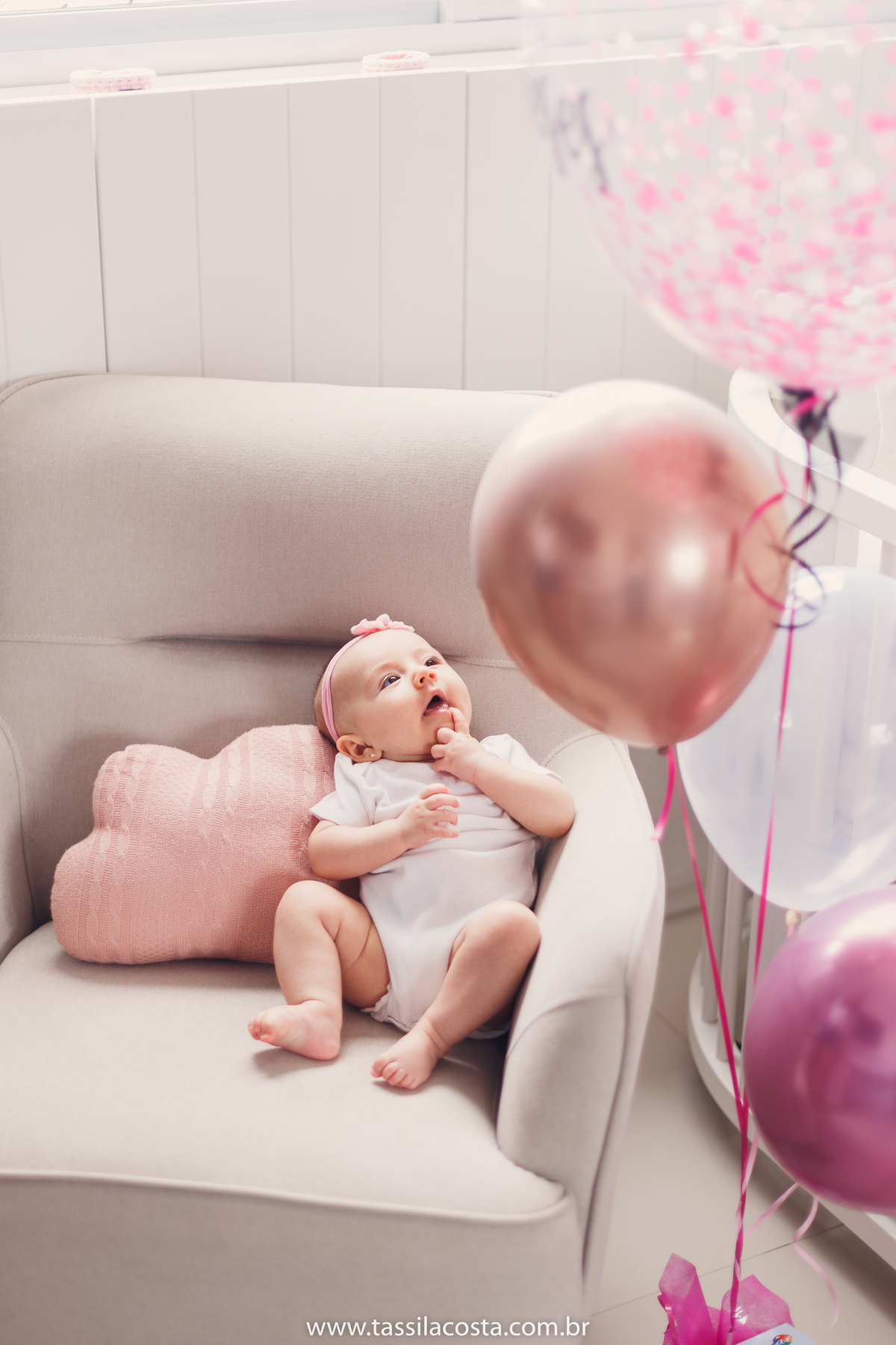 Lara 4 meses, bebê linda, fotos feitas em casa, ensaio de acompanhamento mensal, fotos mensais, Tássila Costa fotografia, fotos em Vitória ES