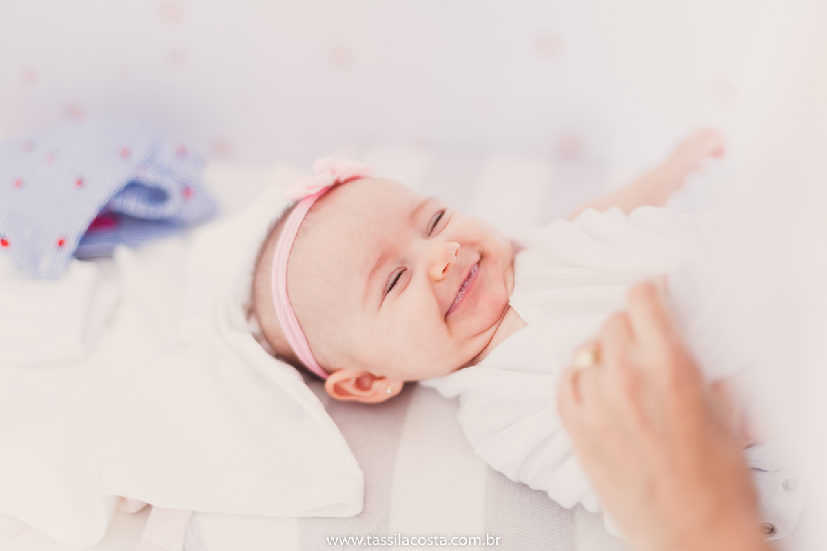 Lara 4 meses, bebê linda, fotos feitas em casa, ensaio de acompanhamento mensal, fotos mensais, Tássila Costa fotografia, fotos em Vitória ES