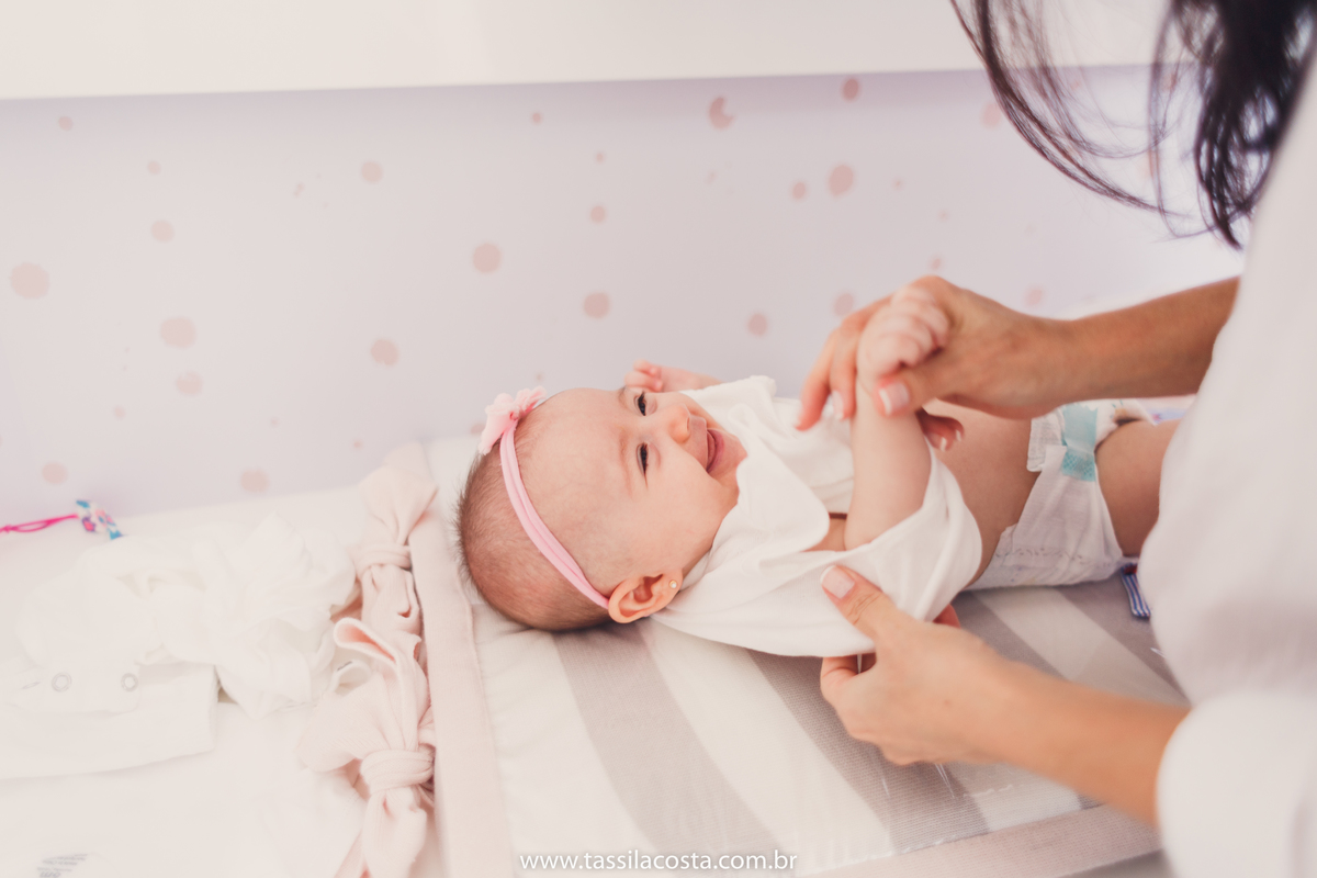 Lara 4 meses, bebê linda, fotos feitas em casa, ensaio de acompanhamento mensal, fotos mensais, Tássila Costa fotografia, fotos em Vitória ES